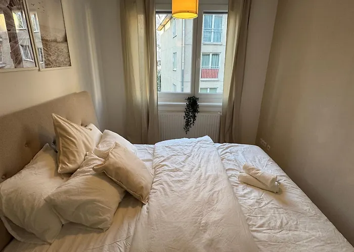 1br, Train Station, Central, Modern *